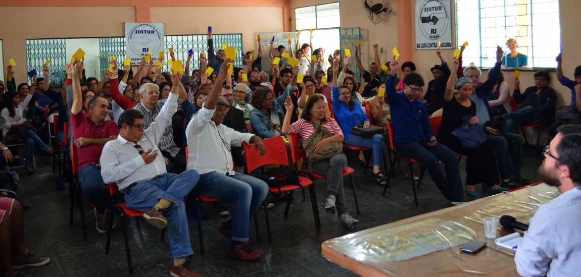 Professores votam pela saída unificada da greve.