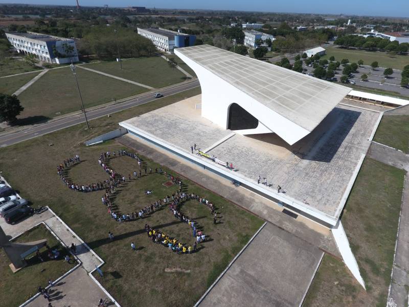 Em um ato simbólico, no dia 31 de agosto de 2016 a comunidade acadêmica da UENF abraçou a universidade.