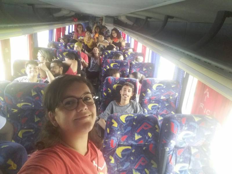 Foto do ônibus que saiu do campus da UFRRJ em Nova Iguaçu, passando por Caxias para buscar mais pessoas.