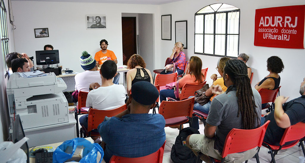 Professores também discutiram o apoio a pré-vestibular e quiosque da ADUR.