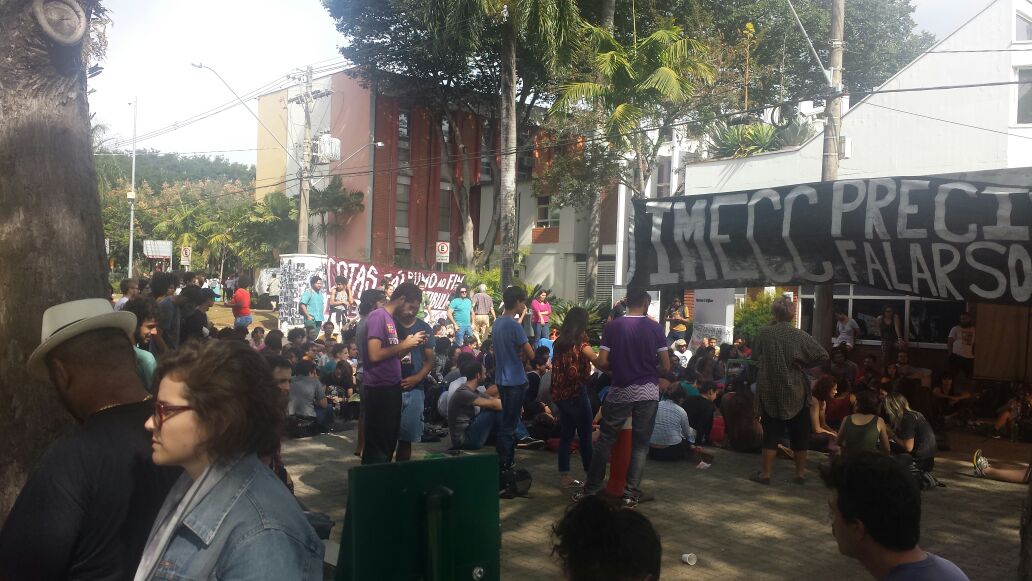 Estudantes acompanham debate no Consu