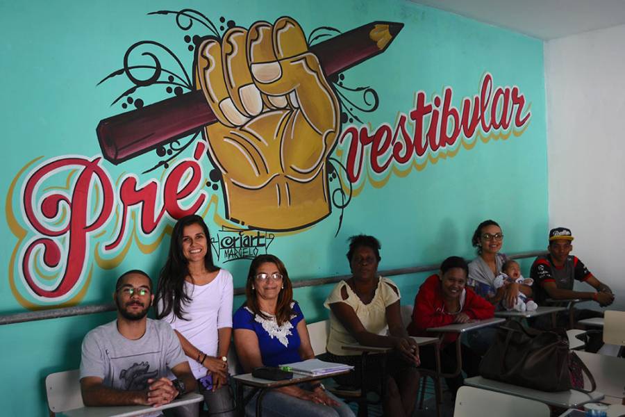 Grupo se reúne, após o almoço, na sala com a pintura feita pelo estudante e morador da comunidade.