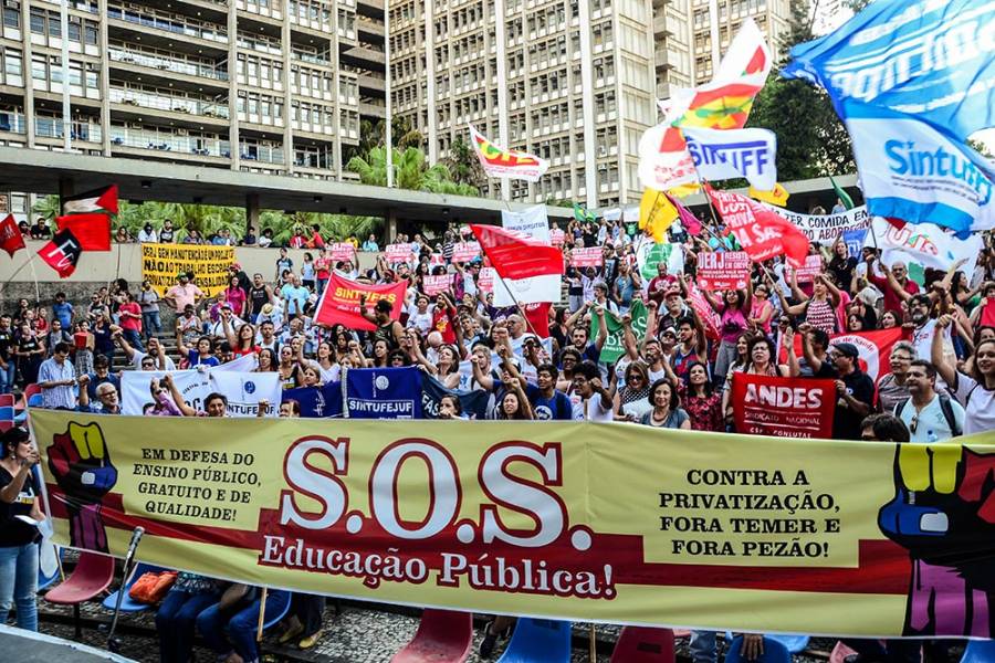 UERJ recebe ato em defesa da educação pública