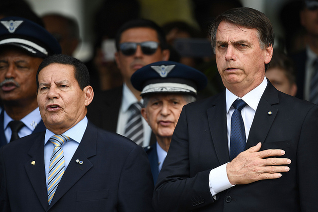 General Mourão (esq.) assumiu a Presidência durante a ausência de Bolsonaro (dir.) / Evaristo Sá/AFP