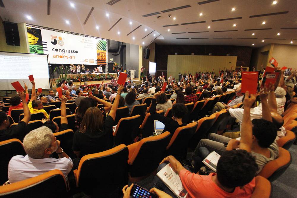 Foto: Maycon Nunes. Sem nenhum voto contrário e algumas abstenções, docentes aprovam centralidade da luta do ANDES-SN
