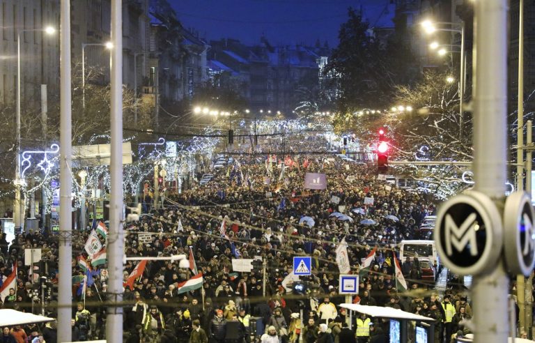 Manifestantes húngaros protestam há cinco dias contra reforma trabalhista do governo Orbán