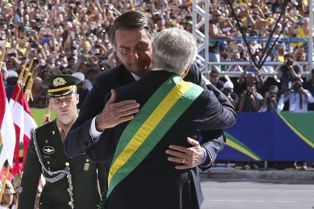 Por decreto, Bolsonaro fixa salário mínimo de R$ 998
