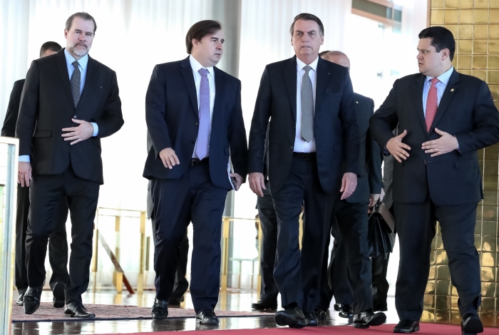 Da esquerda para a direita: o Ministro Dias Toffoli, o Presidente da Câmara dos Deputados Rodrigo Maia, o Presidente da República Jair Bolsonaro e o Presidente do Senado Davi Alcolumbre.
(Imagem: AFP)