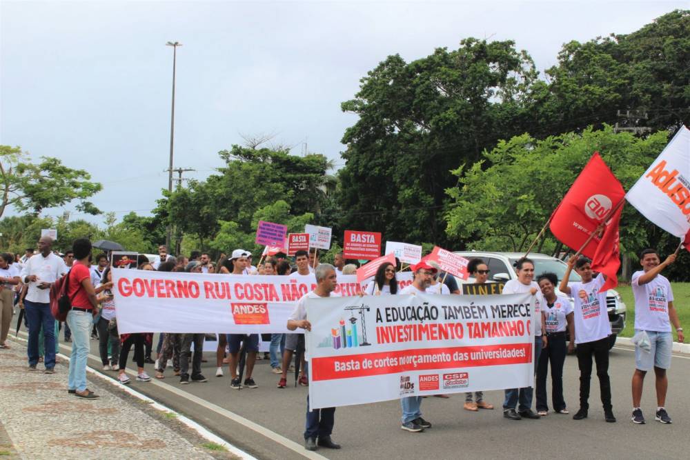 Docentes das Ueba garantem vitórias e encerram greve