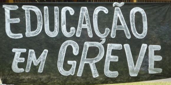 Docentes das universidades estaduais do Paraná aderem à greve