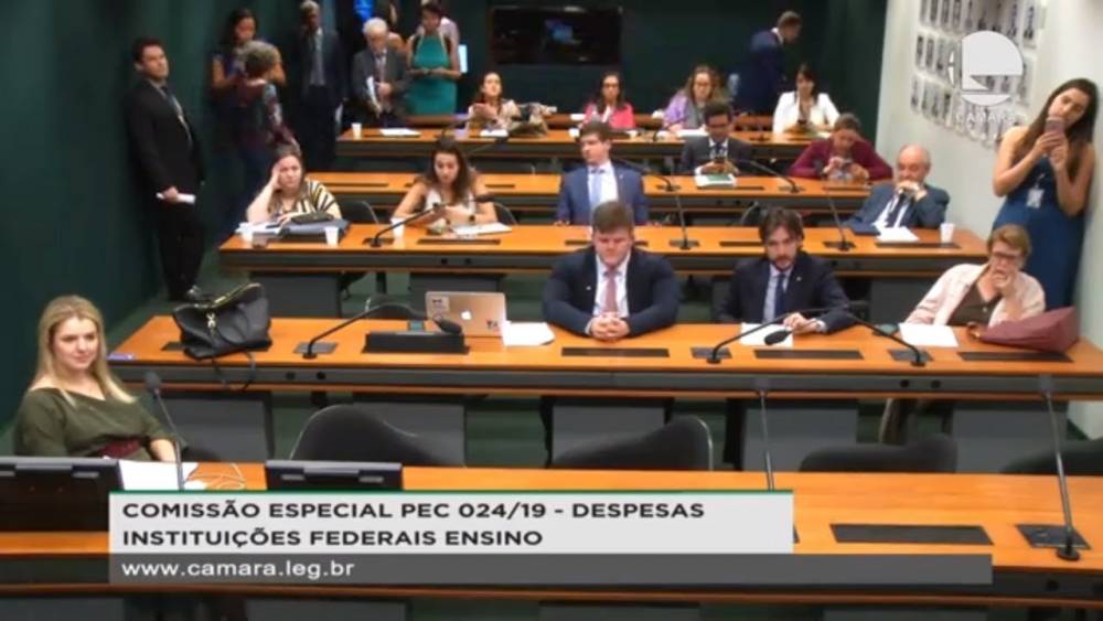 PEC privatista quer excluir receita própria das IFE do teto dos gastos