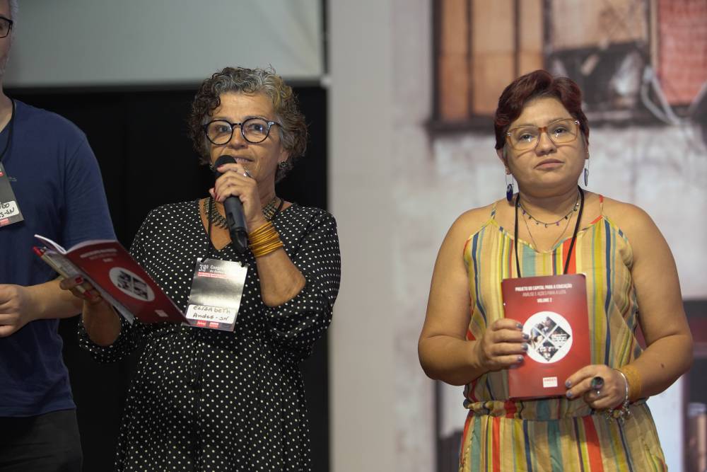 Durante o 39º Congresso, Sindicato divulga materiais sobre Educação Pública e Previdência nos estados