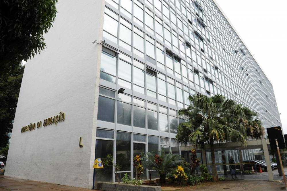 Governo utiliza recesso para encaminhar medidas de ataque à educação