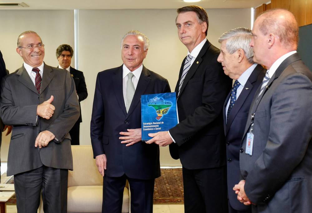 Eliseu Padilha e Michel Temer entregam o projeto liberal "Ponte para o futuro" a Jair Bolsonaro em Brasília (07/11/2018). Foto de Alan Santos/PR no Fotos Públicas.