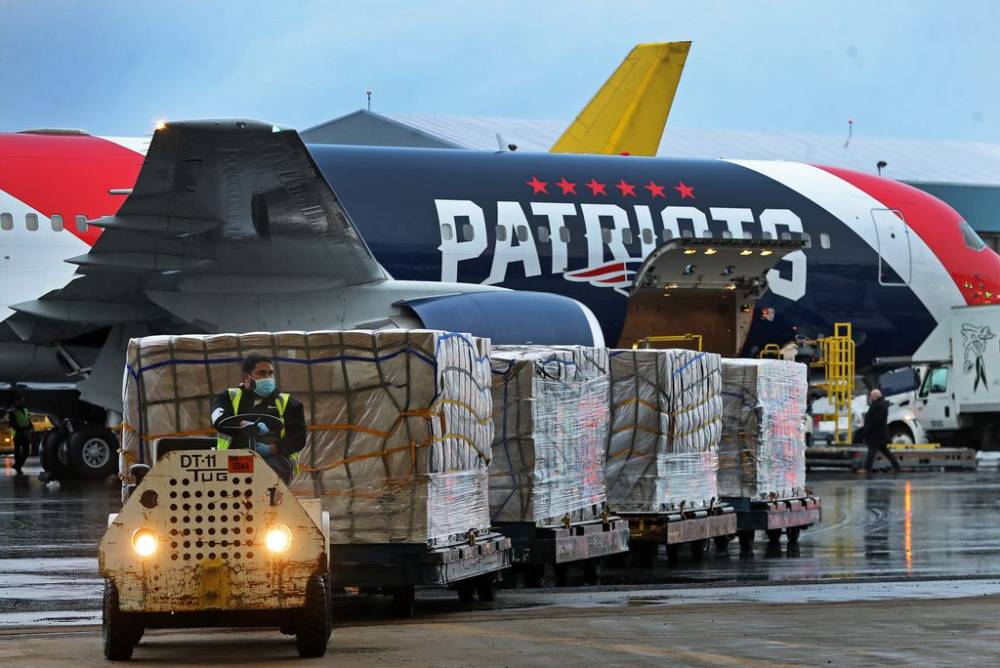 Um jato do New England Patriots chegou ao aeroporto de Logan (EUA) depois de voar da China com uma remessa de mais de um milhão de máscaras N95 / Foto: JIM DAVIS-GLOBE STAFF