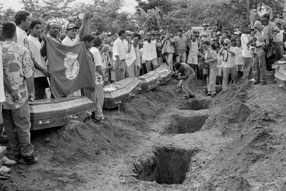 Momento do sepultamento das 19 vítimas do massacre no cemitério de Curionópolis/Anistia Internacional. Foto: João Roberto Ripper