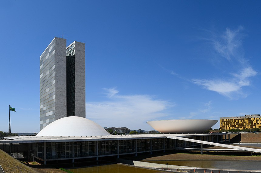 Professores e professoras não terão salários congelados
