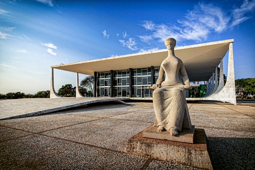 Escultura A Justiça obra de Alfredo Ceschiatti de 1961 diante d