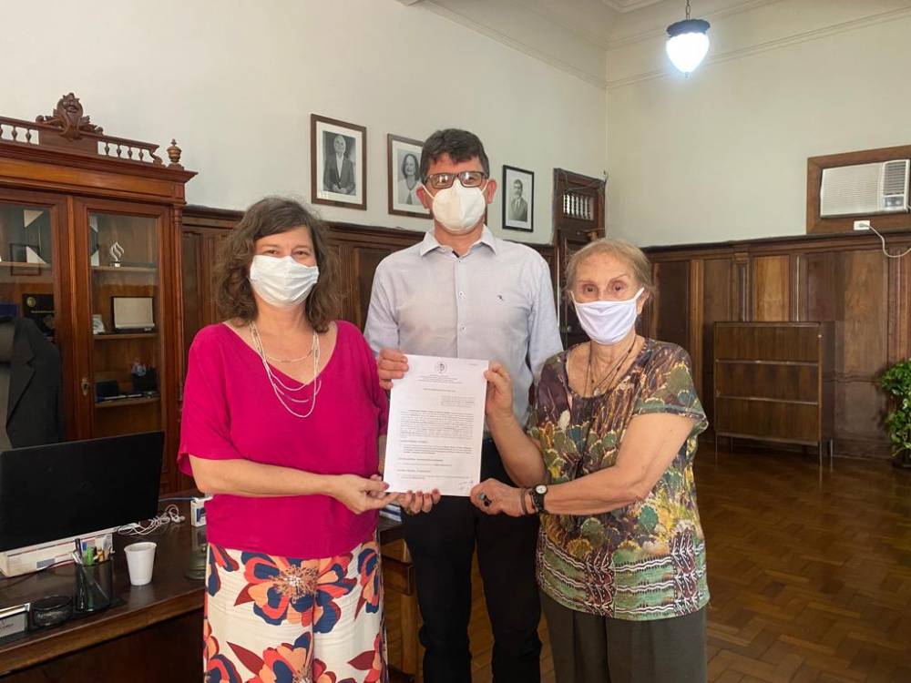 A presidente Elisa Guaraná, a segunda tesoureira Luciana Amorim e o reitor Roberto Souza participaram da reunião para regularizar a sede da ADUR na UFRRJ