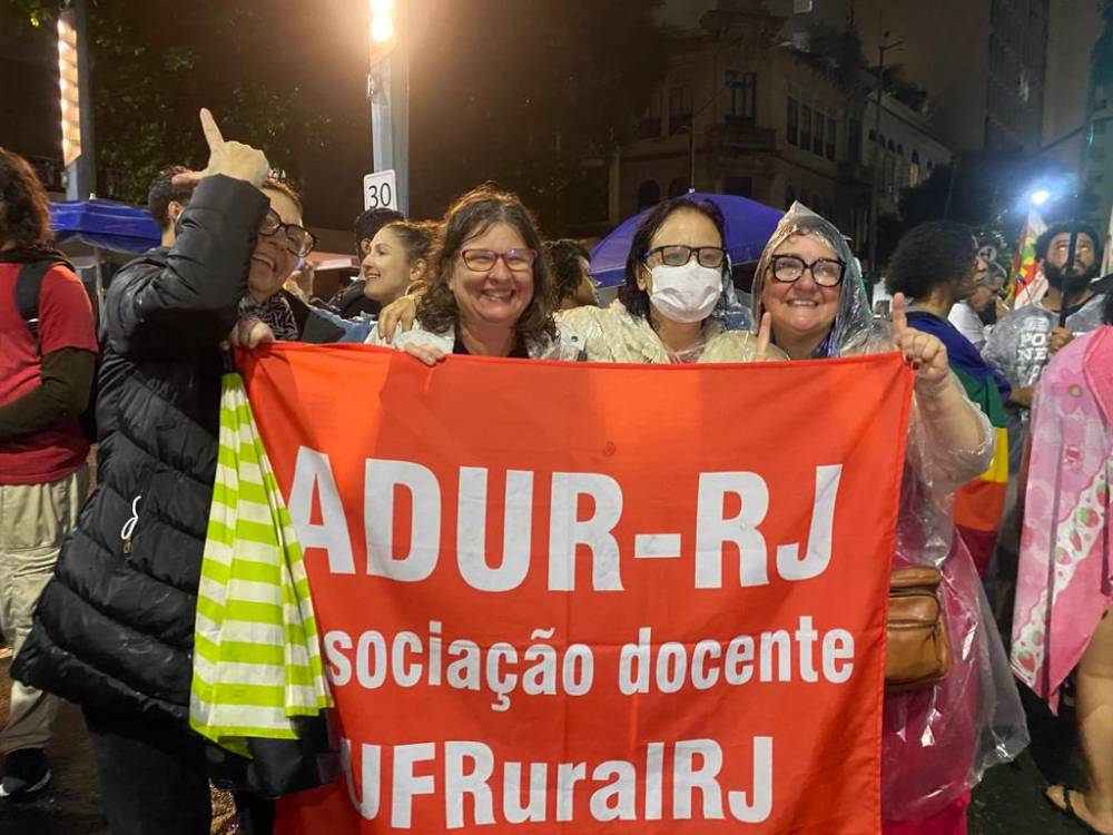 A Presidenta da ADUR-RJ, Elisa Guaraná, e as professoras Andreia Sampaio, Nádia Maria Pereira e Ana Maria Marques, participam juntas da manifestação