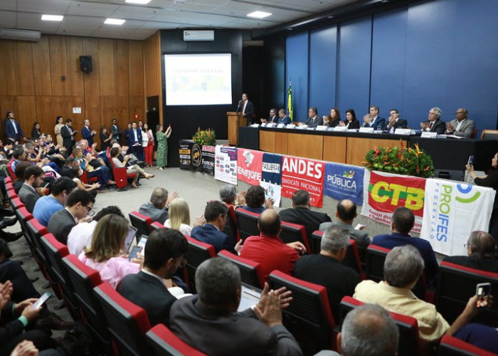 Governo firma acordo e servidores federais terão reajuste de 9% em 2023