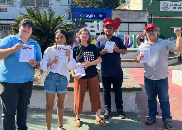 Panfletagem em apoio à greve dos profissionais da educação do estado do Rio de Janeiro