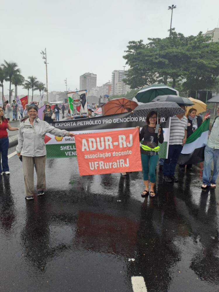 Na orla de Copacabana, a presidente da ADUR, Elisa Guaraná, e a professora da UFF, Onete Lopes, participam da Marcha dos povos