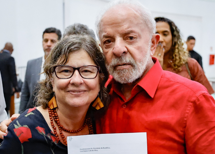 Carta assinada por presidenta da ADUR-RJ e de outras 12 Associações Docentes é entregue ao presidente Lula na cerimônia de lançamento da Carteira Nacional Docente