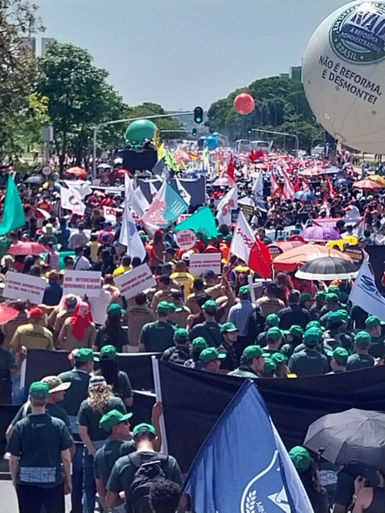 Marcha em Brasília denuncia ataque ao serviço público e à democracia